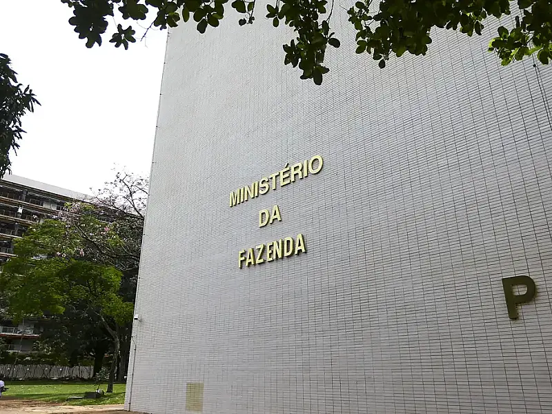O Brasil realizou sua primeira emissão de títulos soberanos no exterior em 2026, captando US$ 4,5 bilhões com papéis de 10 e 30 anos.
