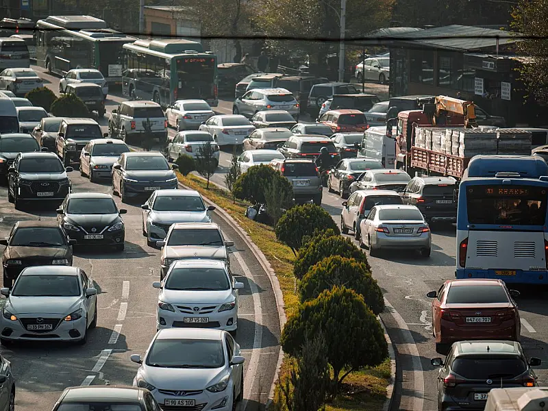 Carro estacionado representando imposto sobre propriedade de veículos automotores (IPVA).