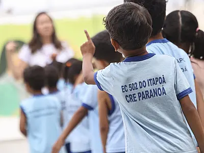 Frequência no ensino fundamental chega a 99,5% em 2025, e distorção idade-série recua na rede pública, aponta Inep