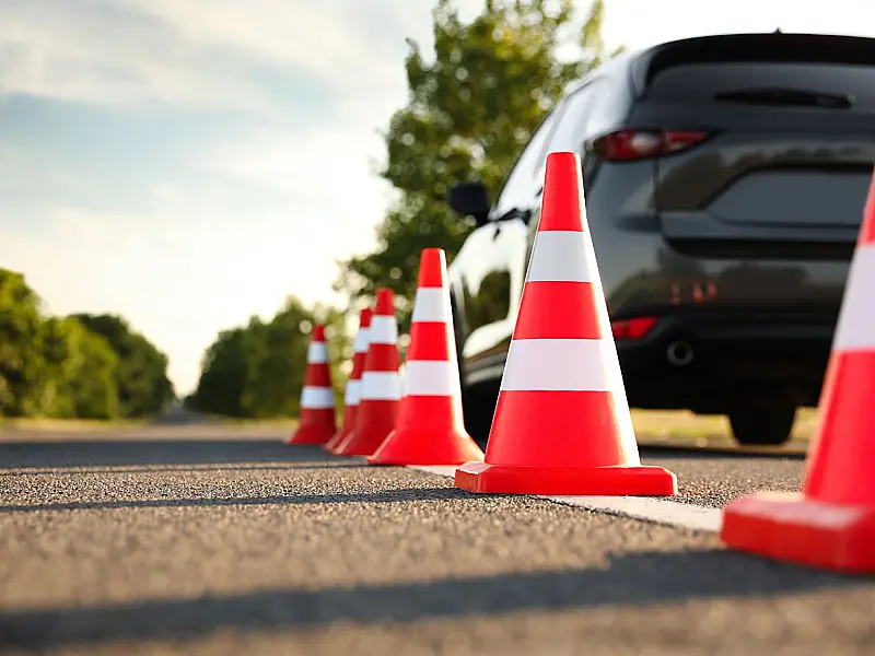 Mudanças na prova da CNH priorizam condução em vias públicas em vez de manobras isoladas.