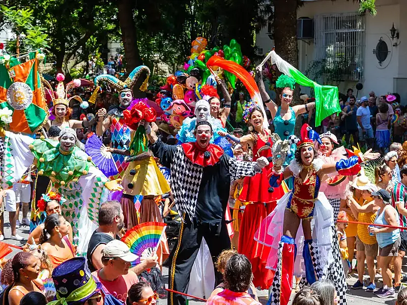 No Rio, o carnaval 2026 traz 56 blocos neste domingo (15).