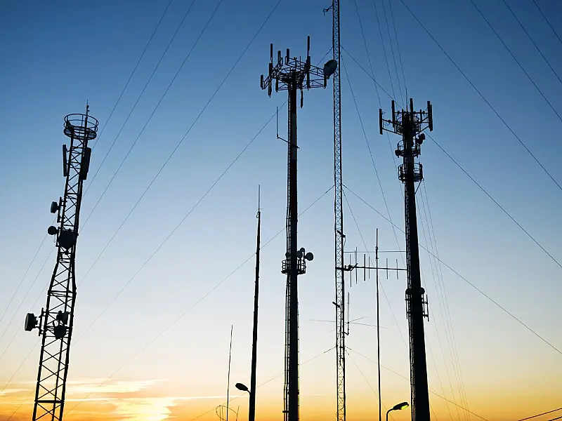 Antenas de telecomunicações representando expansão de operadora global no Brasil
