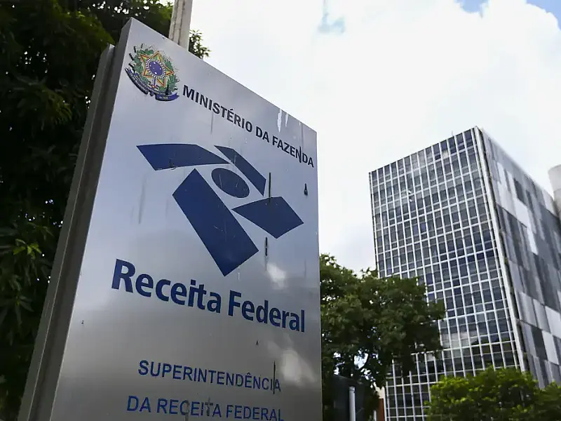 Receita Federal reconhece acessos irregulares a dados de ministros do STF e parentes.