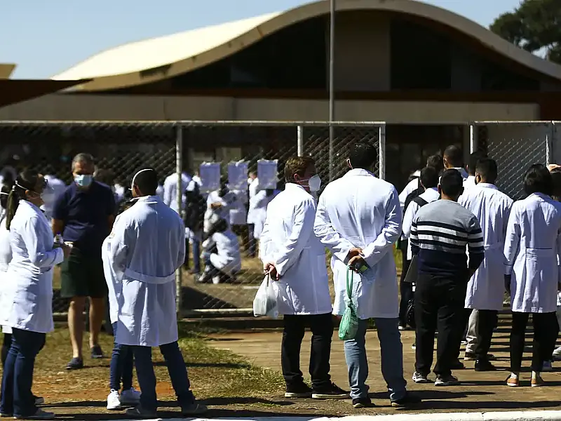 Inscrições para o programa Mais Médicos Especialistas terminam no domingo, com 1.206 vagas e foco em fortalecer o atendimento especializado no SUS.