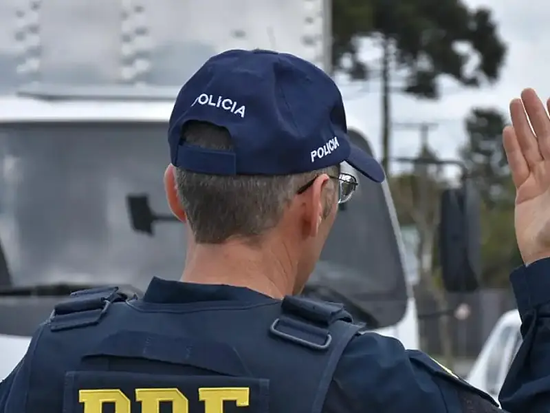 Um grave acidente entre van e caminhão na BR-020, em Planaltina (DF), resultou em cinco mortes e 11 feridos.