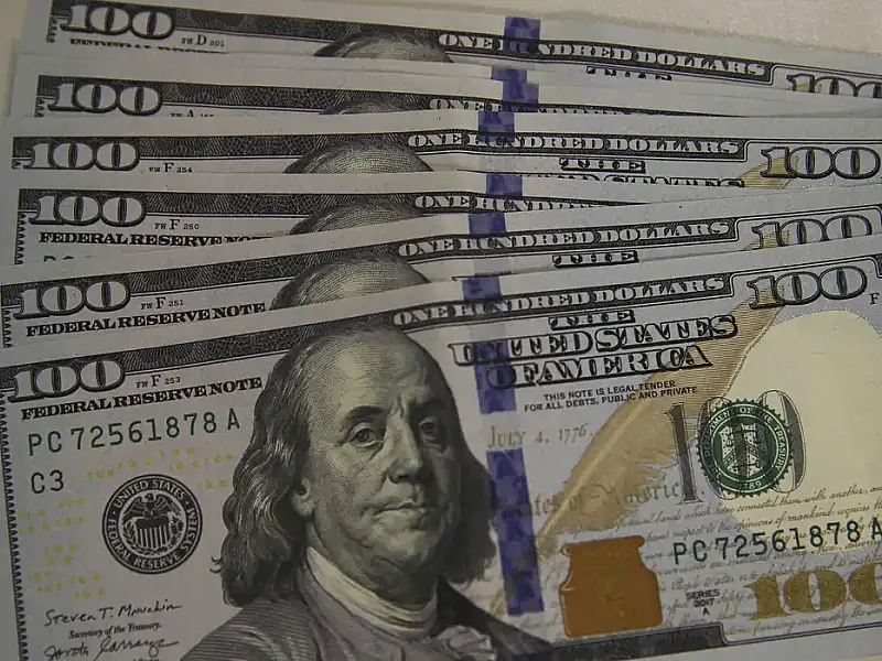 Dólar cai abaixo de R$ 5 e Ibovespa bate novo recorde histórico