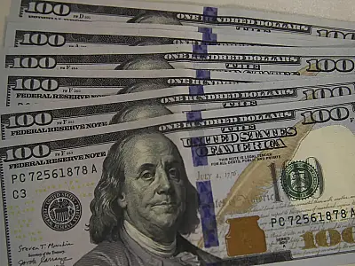 Dólar cai abaixo de R$ 5 e Ibovespa bate novo recorde histórico