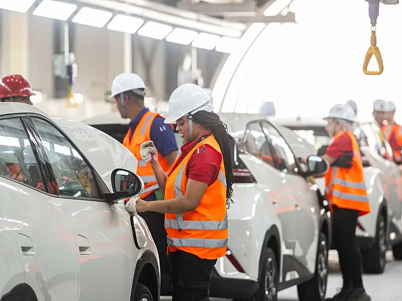 Linha de montagem da BYD; montadora amplia presença no Brasil com acordo com a Localiza.