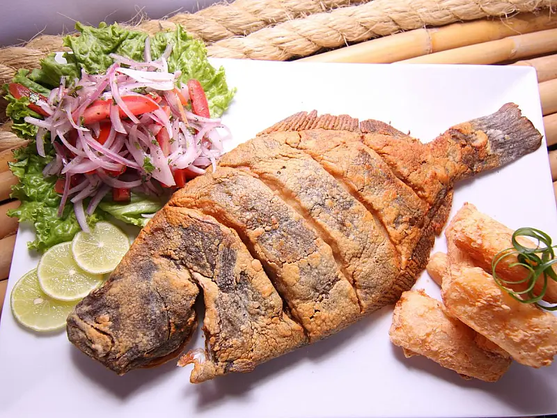 Peixe frito servido em quiosque da orla de João Pessoa, onde preços variam conforme o estabelecimento.