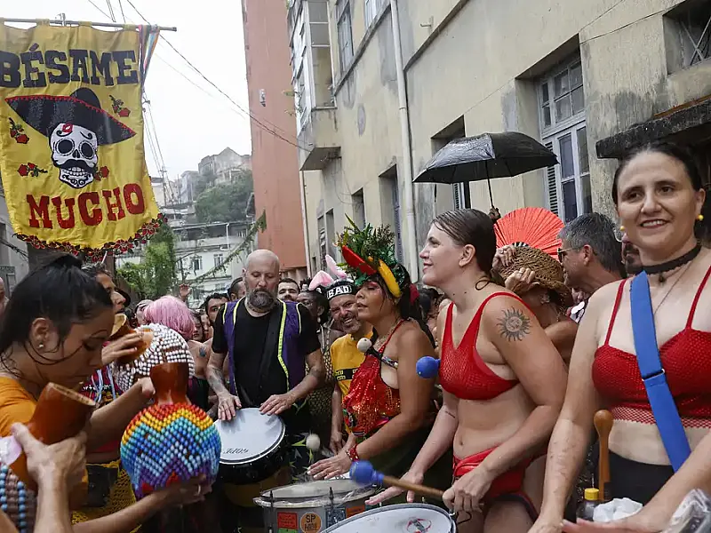 Bloco Besa Me Mucho agita Morro da Providência com ritmos latinos no carnaval carioca de 2026