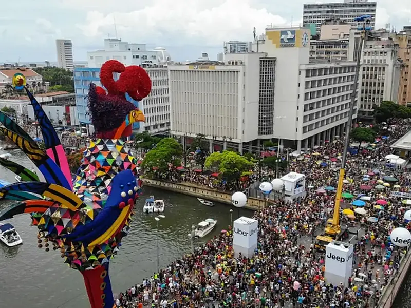 Bloco Galo da Madrugada reúne milhões de foliões no centro do Recife durante o Carnaval.