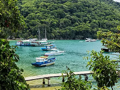 Praia paradisíaca no Sudeste surpreende com mar quente o ano inteiro e clima de exclusividade