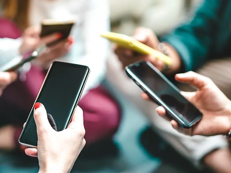 Pessoas utilizando celulares com aplicativo de mensagens