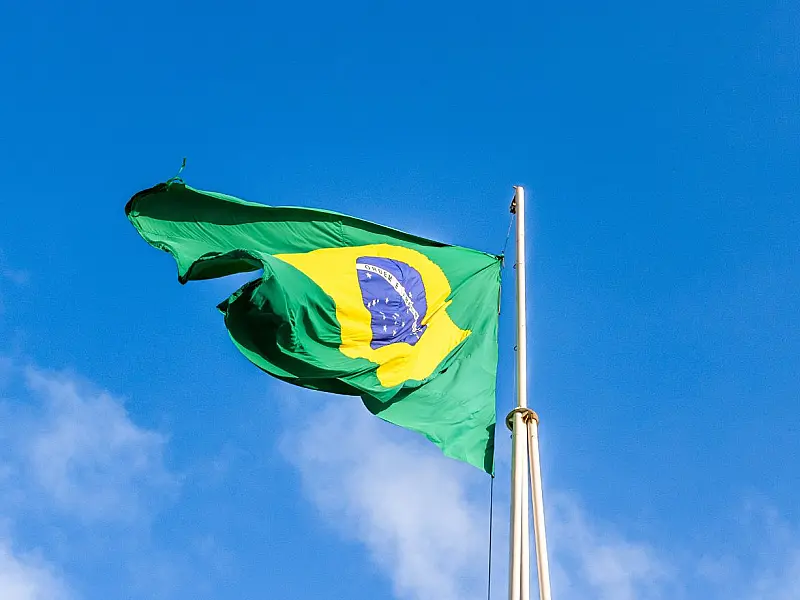 Brasil é citado como possível líder de nova articulação internacional em defesa da democracia.