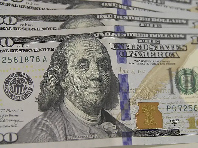 Em meio a turbulência internacional e realização de lucros, o dólar comercial fechou a R$ 5,229 nesta sexta-feira (13).