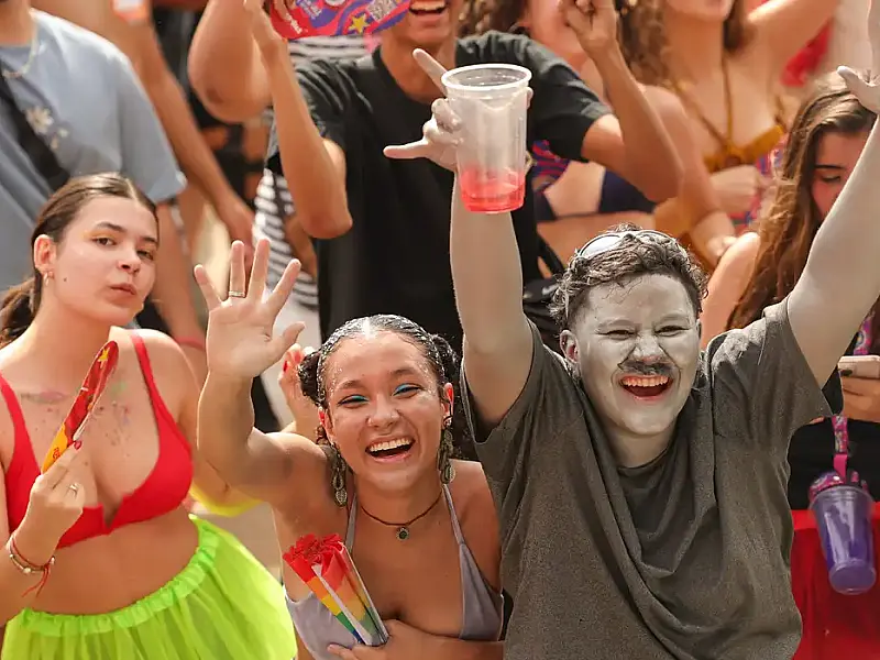 DF Folia 2026 começa neste sábado com investimento de R$ 10 milhões em 73 blocos, prevendo 1,4 milhão de participantes.