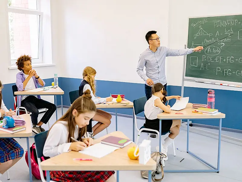 Censo Escolar 2025 aponta redução nas matrículas, mas avanço na frequência e eficiência do ensino.