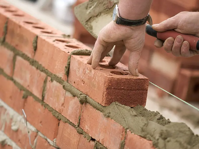Construção de muro residencial representa modelo tradicional de proteção das casas