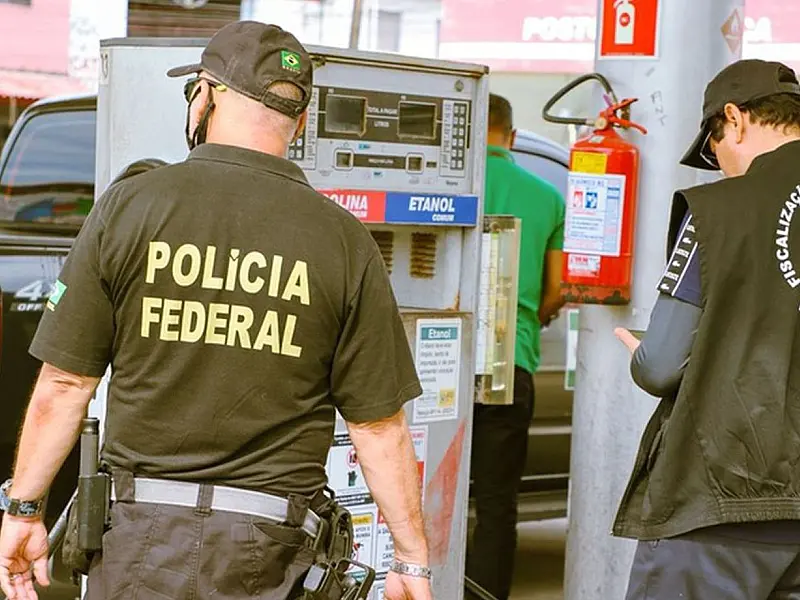 Agentes da Polícia Federal realizando fiscalização em posto de combustíveis