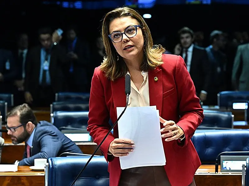 Senadora Leila Barros relatou projeto sobre folga para exames preventivos