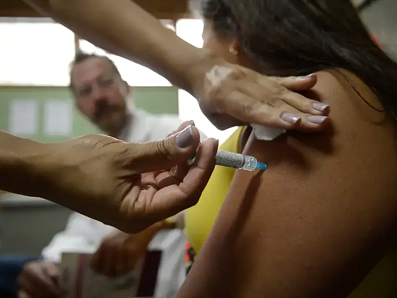 Vacinação contra HPV ganha força no Brasil, mas câncer de colo do útero segue matando milhares de mulheres