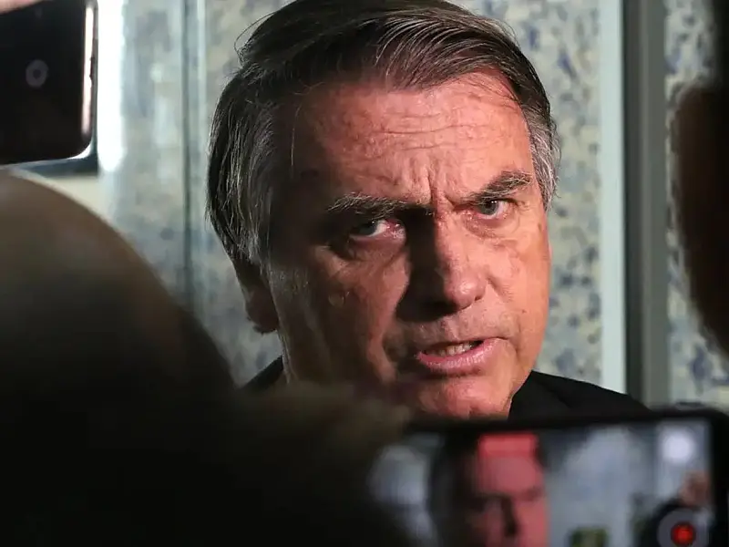 Jair Bolsonaro durante agenda pública antes de decisão judicial sobre prisão domiciliar.