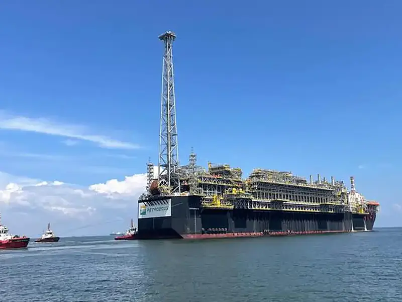 ANP amplia o controle sobre o mercado de combustíveis, cobra oferta da Petrobras e adota ações para reduzir riscos no abastecimento nacional.