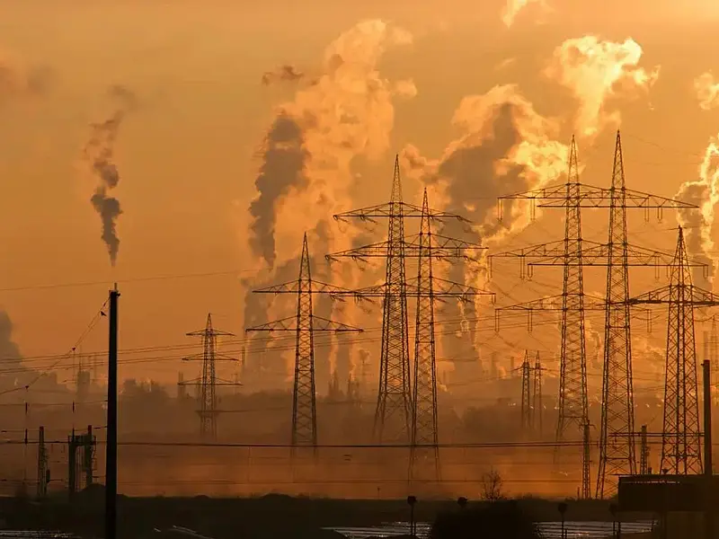 Torres de energia representando infraestrutura ligada a tecnologias climáticas