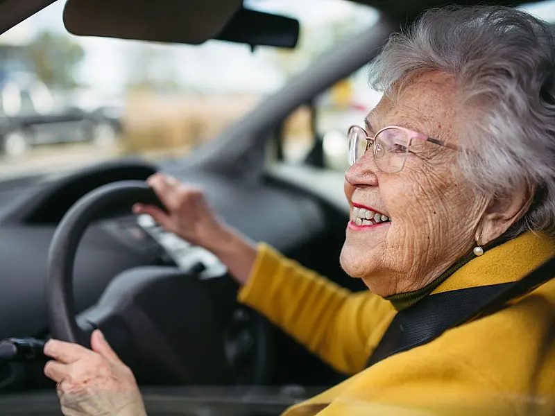 Motoristas mais velhos podem ter benefícios na renovação da carteira de habilitação.