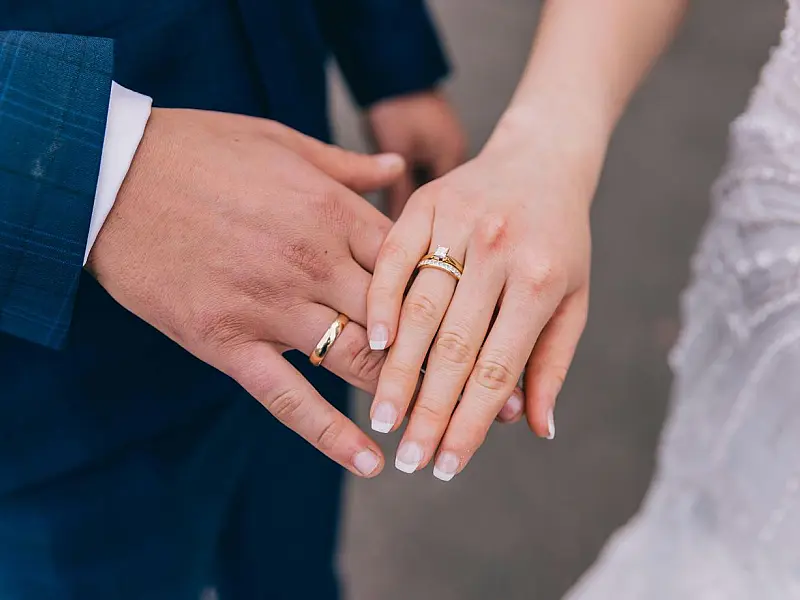 Alianças de casamento sobre superfície simbolizando o fim de um relacionamento amoroso.