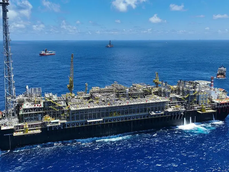 Produção de petróleo impulsiona exportações de combustíveis do Brasil no mercado internacional.