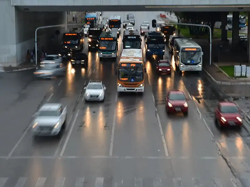 Lei do farol exige luz acesa em rodovias e em situações de baixa visibilidade.