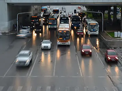 Lei do farol exige luz acesa durante o dia em algumas situações no trânsito