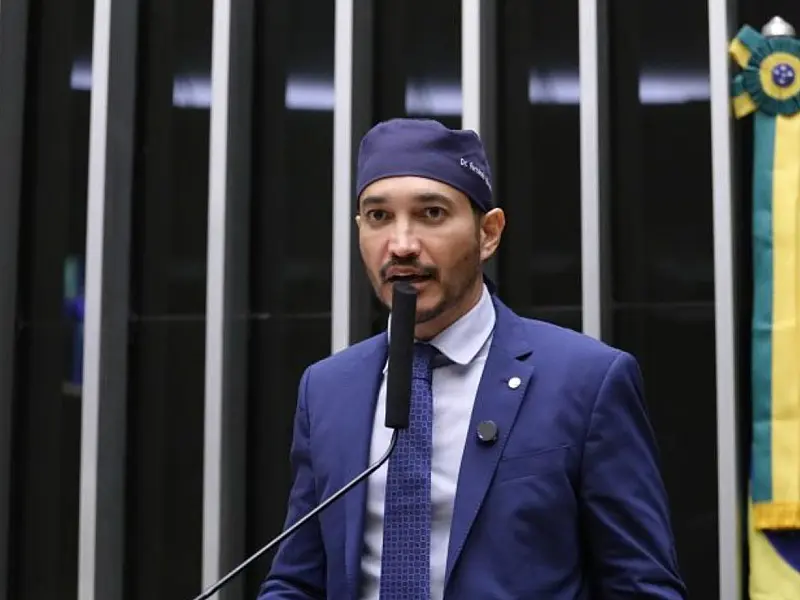 Deputado Dr Fernando Máximo apresentou projeto que prevê adicionais para professores.