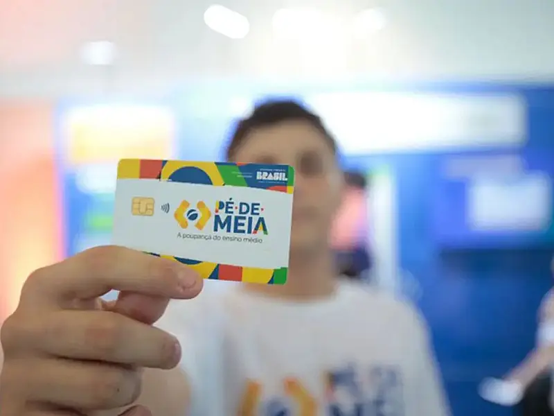 Programa Pé de Meia oferece incentivo financeiro para estudantes do ensino médio.