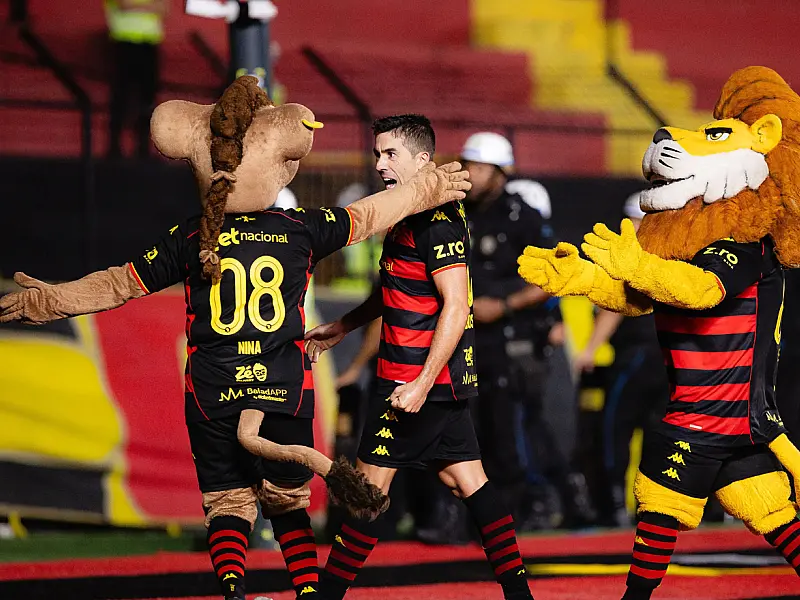 Jogadores do Sport comemorando gol na estreia da Copa do Nordeste no estádio Ilha do Retiro