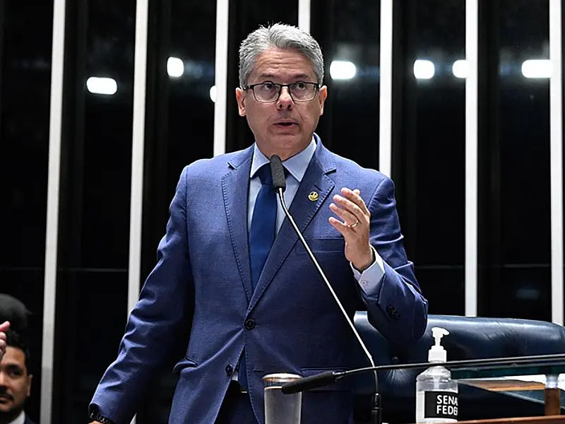 Senador Alessandro Vieira durante discussão do projeto sobre desmembramento de municípios.