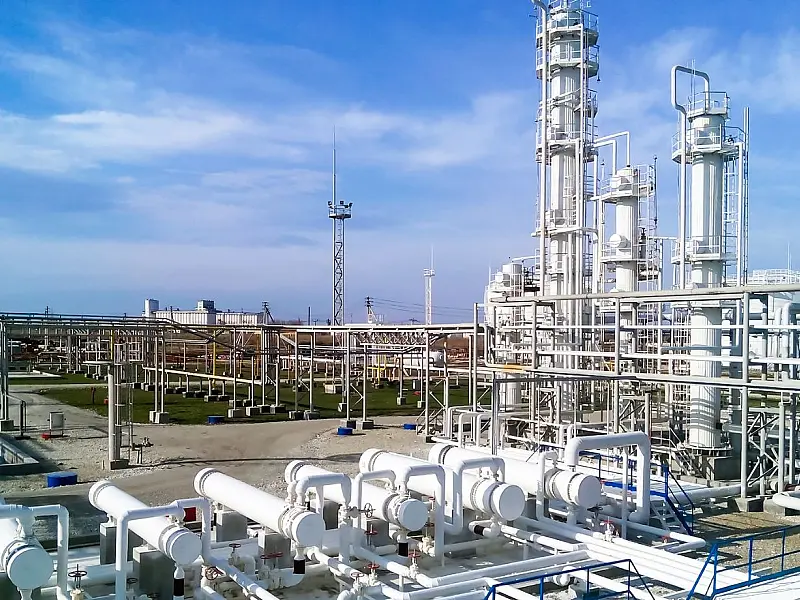 Refinaria de petróleo com estruturas industriais utilizadas na produção de combustíveis.