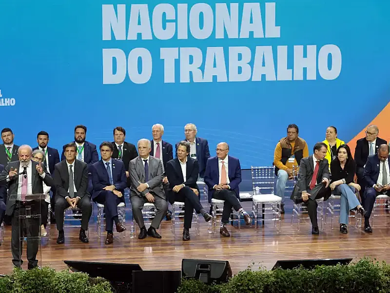Lula propõe negociação tripartite para acabar com escala 6x1 na abertura da Conferência Nacional do Trabalho