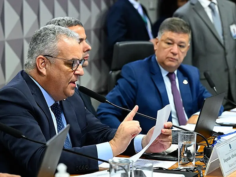 Deputado Alfredo Gaspar apresenta relatório da CPMI do INSS durante sessão da comissão no Congresso.