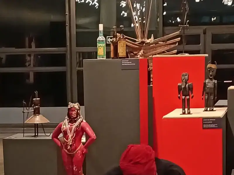 Exposição no Museu Afro Brasil reinterpreta figura de Exu na cultura afro-brasileira