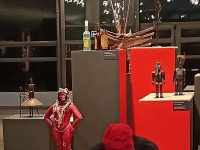Exposição no Museu Afro Brasil reinterpreta figura de Exu na cultura afro-brasileira