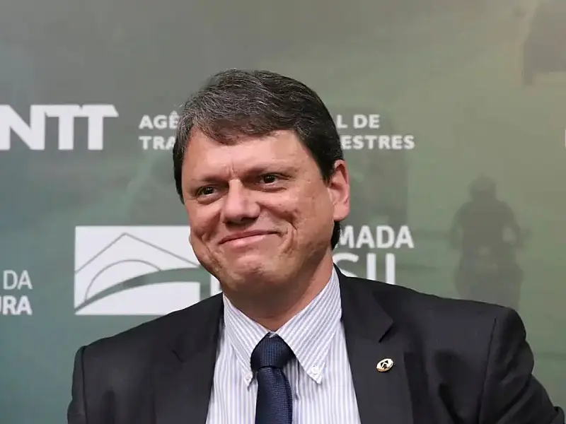 Tarcísio de Freitas sanciona lei que mantém Hino Nacional obrigatório nas escolas de São Paulo.