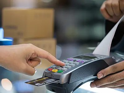 Cartão de crédito: hábitos comuns que fazem consumidores pagarem mais juros