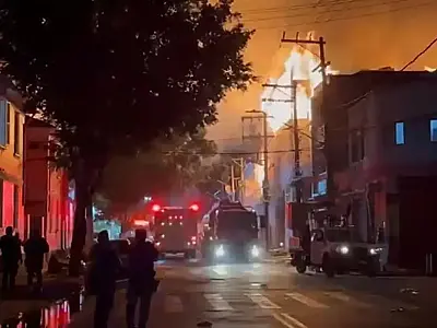 Incêndio de grandes proporções devasta fábrica de mesas de sinuca no Brás, em São Paulo