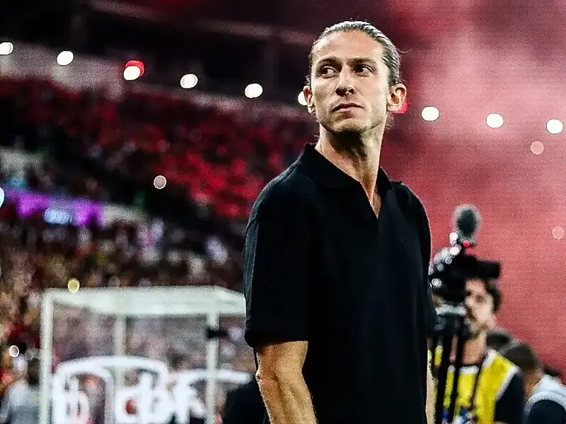 Filipe Luís durante partida no comando do Flamengo