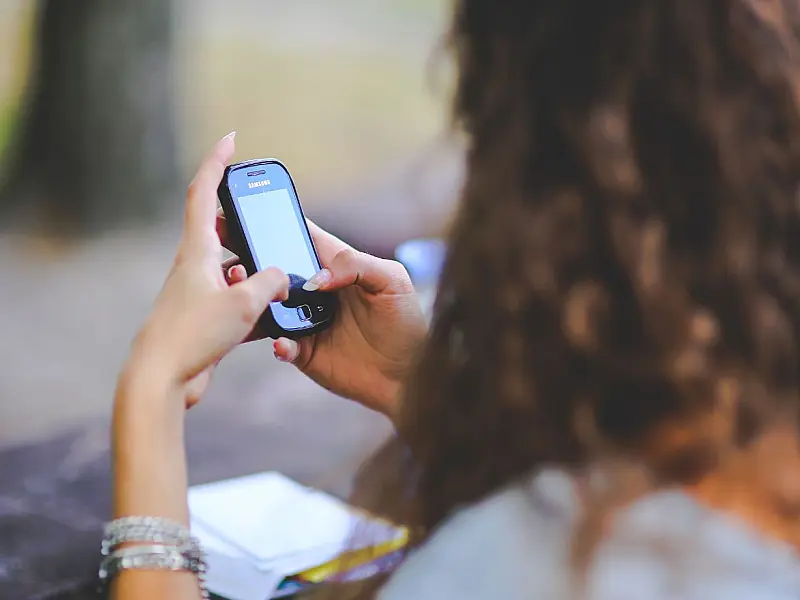 Nova regulamentação do ECA Digital impõe limites a recursos usados por redes sociais para prender atenção de menores.