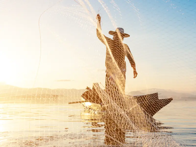 Pescador artesanal durante atividade de pesca.