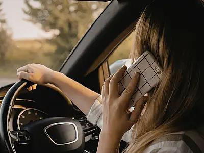 Uso de celular ao volante é infração gravíssima, alerta o CTB