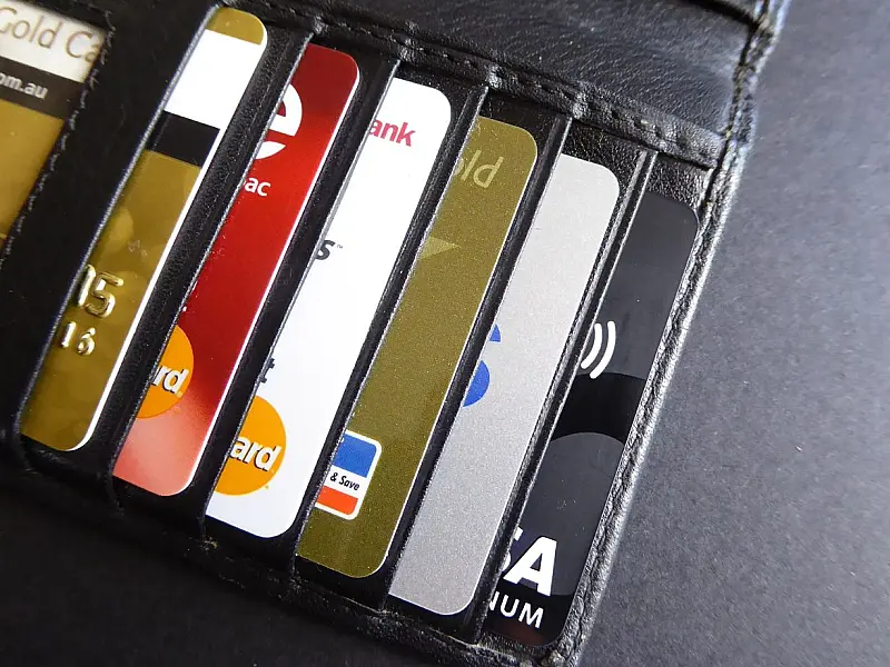 Nova regra limita crescimento das dívidas de cartão de crédito no Brasil.